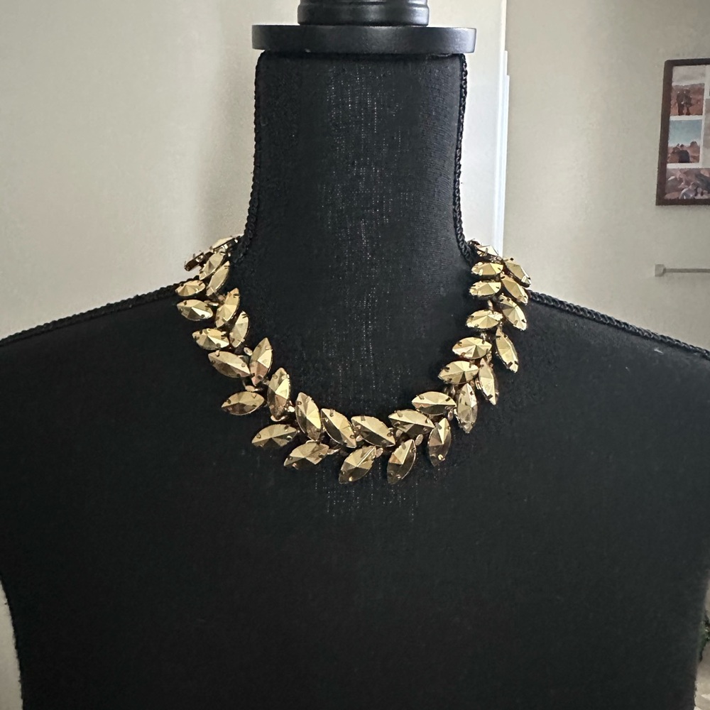Elegant Gold Leaf Necklace